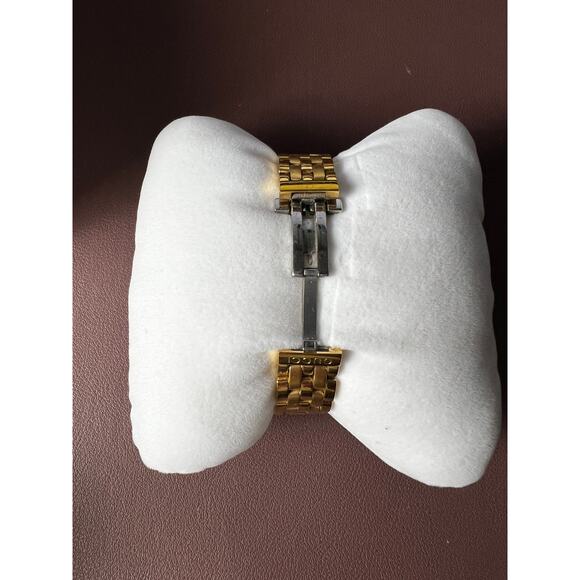 VINTAGE GUCCI Gold-Tone Women's Watch - Swiss Made Quartz - Needs Battery - Picture 5 of 5